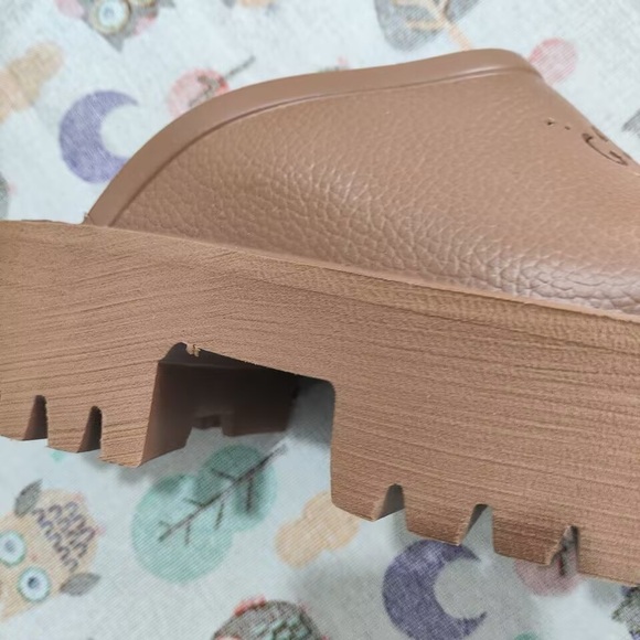 Gucci Leather Slippers - Picture 8 of 12